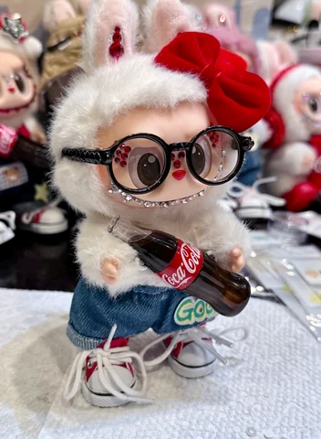 Labubu Nº 12: a red bow, crystal-framed glasses and a cola bottle in hand.